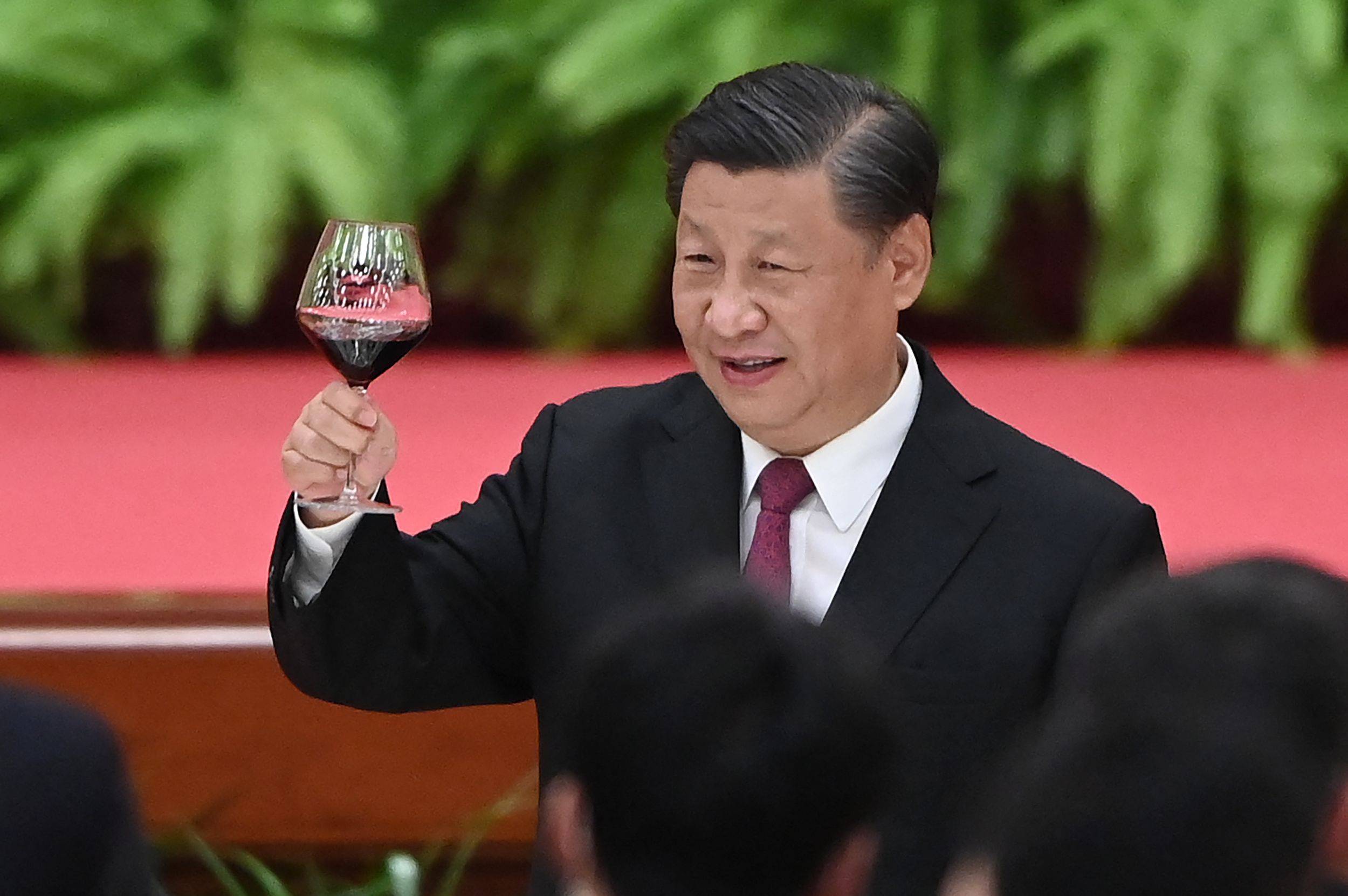 Chinese leader Xi Jinping raises his glass after a speech by Premier Li Keqiang at a reception at Beijing's Great Hall of the People on Sept. 30, a day before China's National Day. | AFP-JIJI