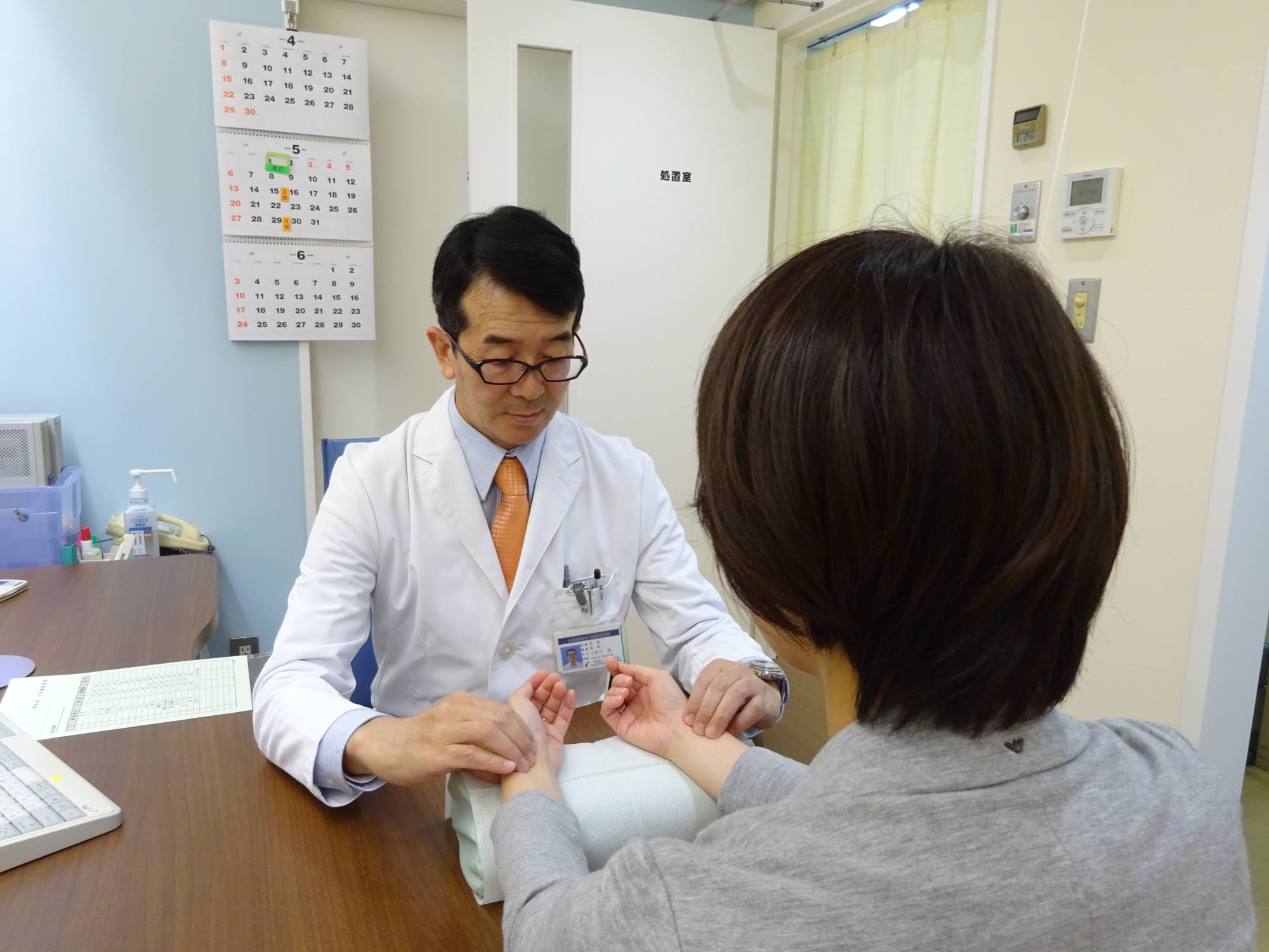 Hiroshi Odaguchi, director general of Kitasato University Oriental Medicine Research Center in Tokyo, treats a patient at his office.  | COURTESY OF KITASATO UNIVERSITY