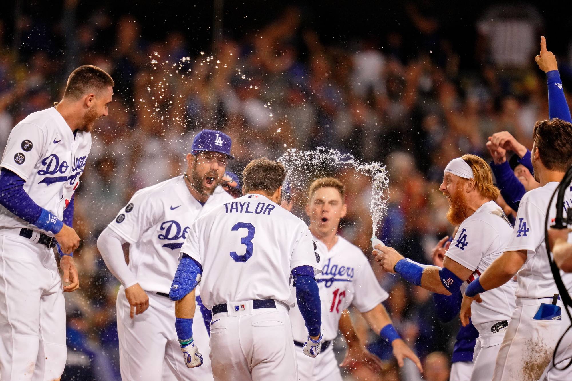 Chris Taylor hits walk-off home run to lift Dodgers over Cardinals in NL wild-card game
