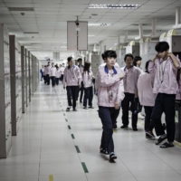 Employees at a Pegatron Corp. factory in Shanghai in April 2016. Pegatron, a key partner for Apple, said last month it began to adopt energy-saving measures. | BLOOMBERG