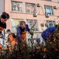 Journalists plant flowers in memory of slain anti-Kremlin Russian reporter Anna Politkovskaya at the office of the Novaya Gazeta newspaper in Moscow on Thursday.   | AFP-JIJI