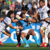 Uruguay\'s Mateo Sanguinetti (center) and the United States\' David Ainu\'u (behind) vie for the ball during the second leg of their Rugby World Cup qualifying series in Montevideo on Saturday. | AFP-JIJI