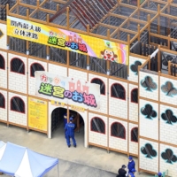 Police officers on Monday inspects a wooden maze whose floor partly fell the previous day at the Tojoko Omochaokoku amusement park in Hyogo Prefecture. | KYODO