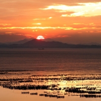 The sun sets over China\'s southeastern coast of Fujian province as seen from Taiwan\'s front-line island of Kinmen in September 2004.  | REUTERS