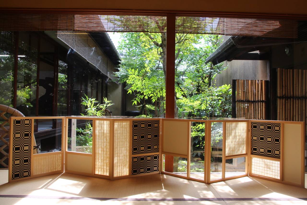 The Johanna Gullichsen Rakusai Collection, exhibited at Hibiya Okuroji, pairs Gullichsen’s Finnish textiles with Japanese furniture. | 