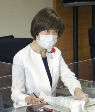 Vaccination minister Noriko Horiuchi visits the National Institute of Infectious Diseases on Thursday. | KYODO