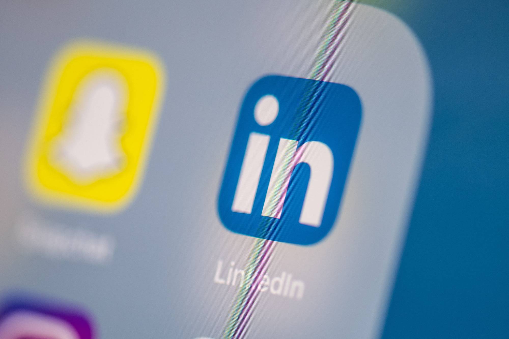 Microsoft said Thursday that it will shut down career-oriented social network LinkedIn in China, citing a 'challenging operating environment' as Beijing tightens control over tech firms. | AFP-JIJI