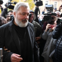 Russia\'s top independent newspaper Novaya Gazeta chief editor and the 2021 Nobel Peace Prize winner, Dmitry Muratov, meets with reporters outside the newspaper\'s office in Moscow on Oct. 8. | AFP-JIJI