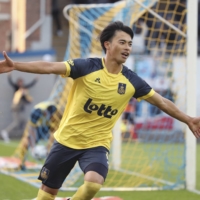 Royale Union\'s Kaoru Mitoma celebrates after scoring his second of three goals against Seraing on Saturday in Brussels. | KYODO