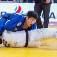 Kenta Nagasawa competes against Khusen Khalmurzaev in the men\'s 90-kg final at the Paris Grand Slam on Sunday. | KYODO
