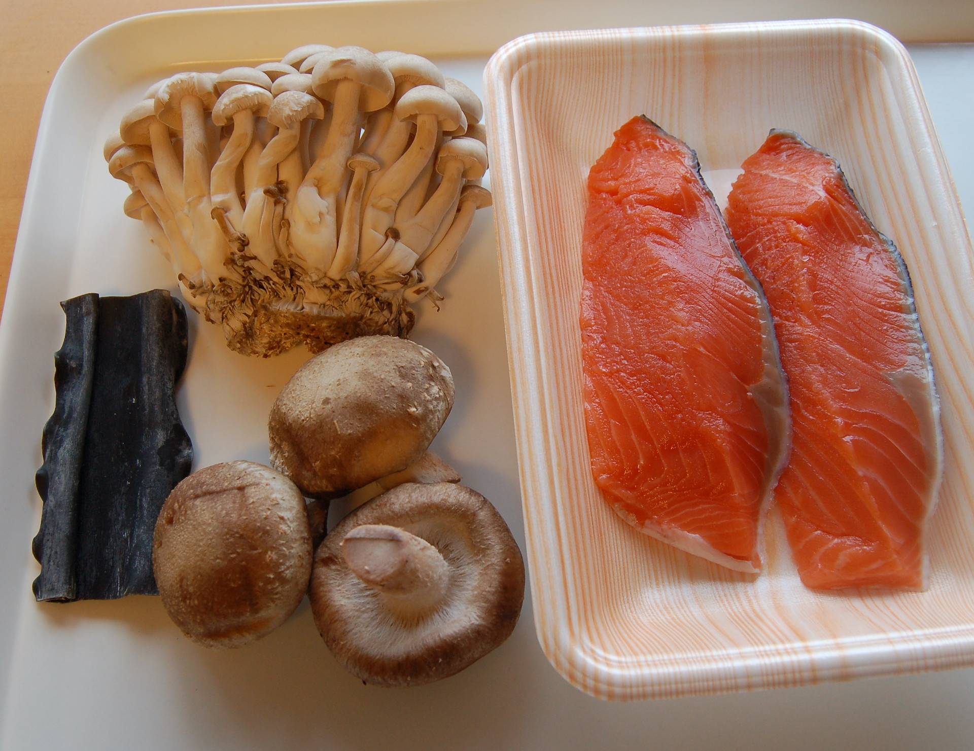 Fresh salmon fillets, autumn mushrooms and konbu kelp for takikomi gohan (“mixed rice”) epitomize the washoku concept of “umi no sachi, yama no sachi” (literally the “bounty of the oceans, bounty of the land”). | Elizabeth Andoh 