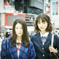 Karin Ono (left) and Ai Mikami (right) play a pair of teenagers who get caught up in pulling stunts to compel people to perform good deeds.  | © 2021 ‘PRETENDERS’ FILM PARTNERS
