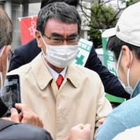 After giving a speech on the campaign trail, Taro Kono finds himself swarmed by enthusiastic supporters seeking selfies and asking for his autograph in Aoba Ward, Yokohama, on Tuesday. | TOMOHIRO OSAKI
