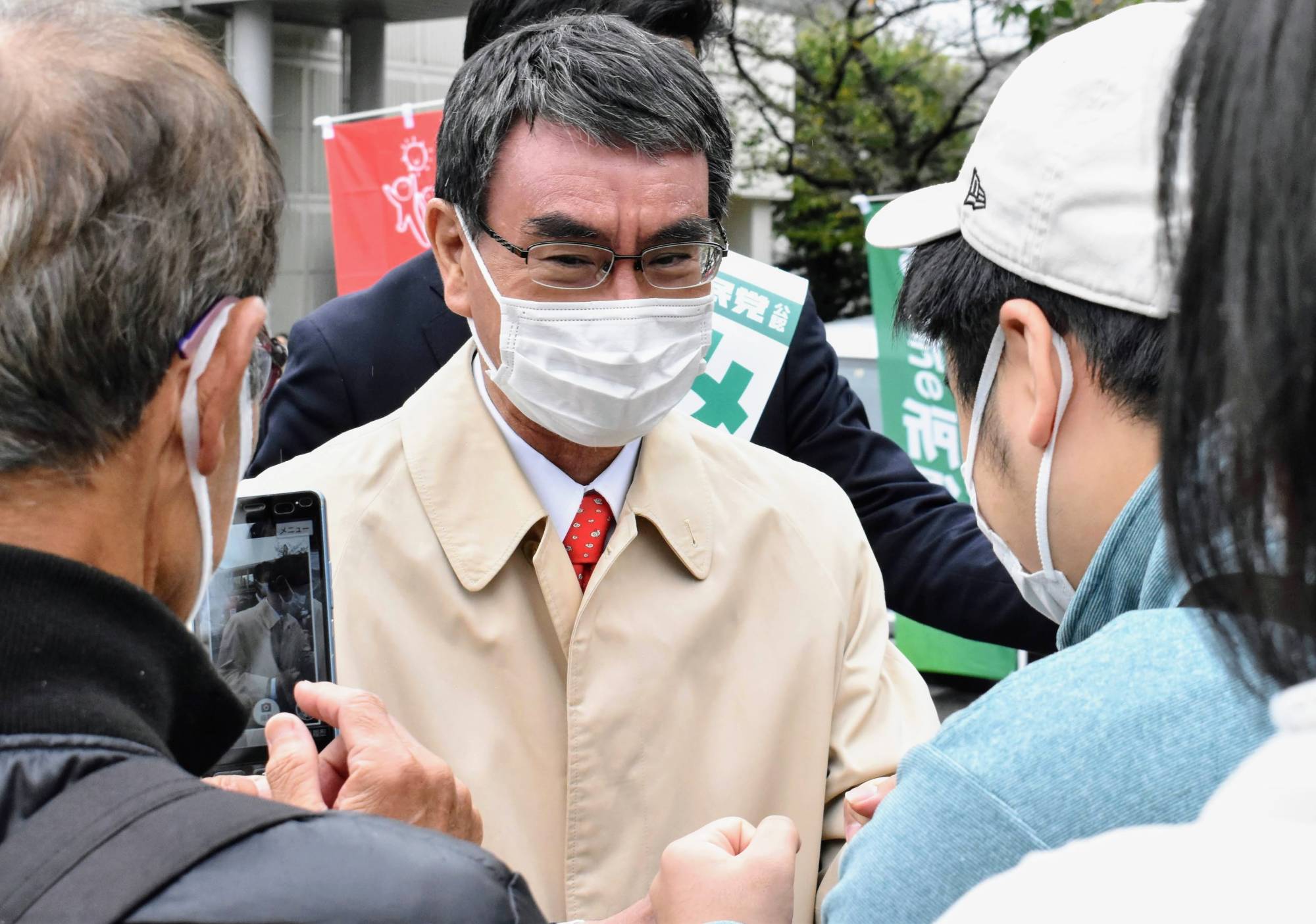 After giving a speech on the campaign trail, Taro Kono finds himself swarmed by enthusiastic supporters seeking selfies and asking for his autograph in Aoba Ward, Yokohama, on Tuesday. | TOMOHIRO OSAKI 