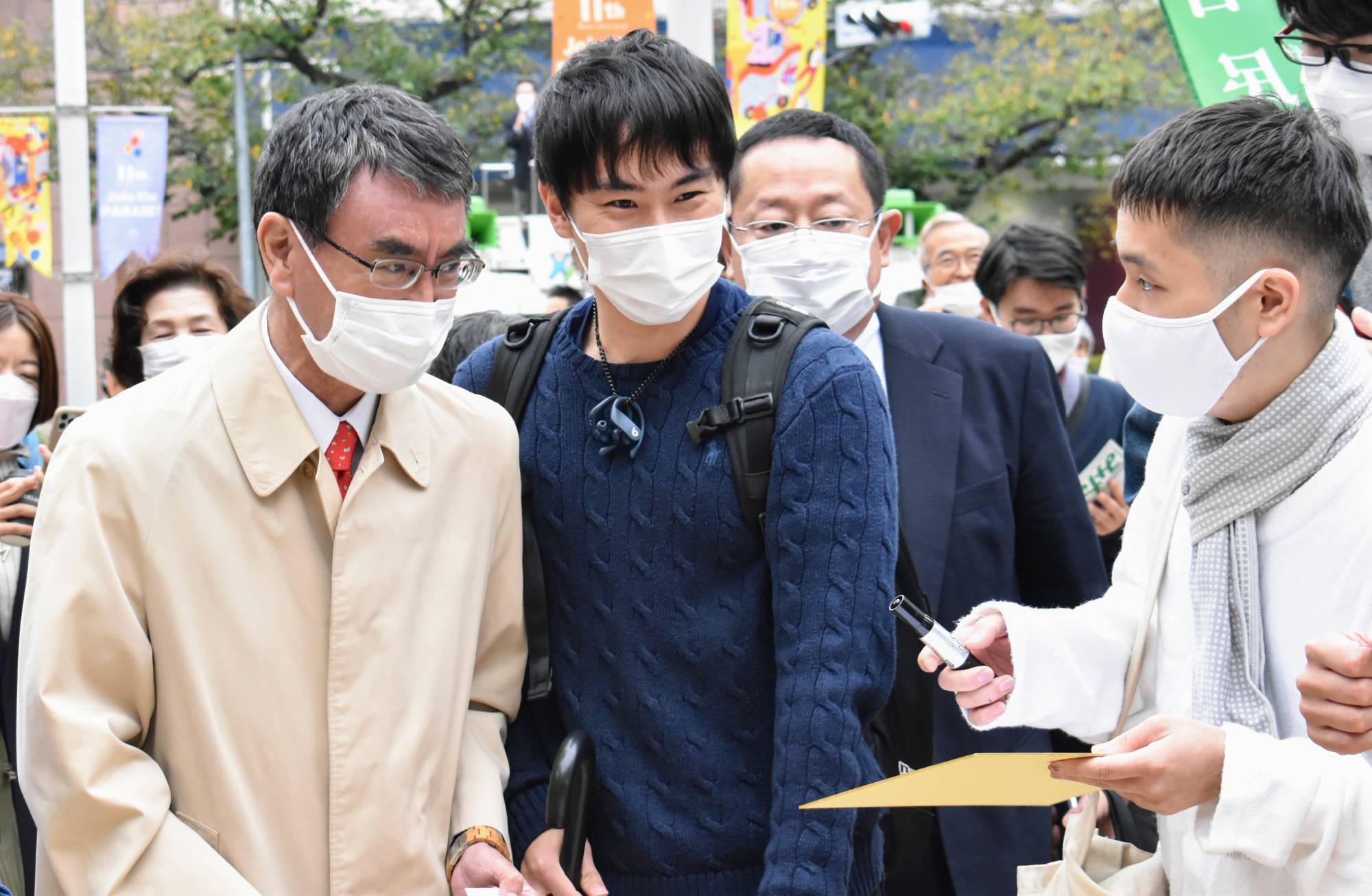 Taro Kono greets supporters in Aoba Ward, Yokohama, on Tuesday. | TOMOHIRO OSAKI 