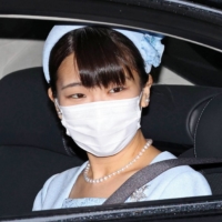 Princess Mako arrives at the Imperial Palace in Tokyo to see Emperor Naruhito and Empress Masako on Friday, before her marriage with Kei Komuro on Tuesday. | POOL / VIA KYODO