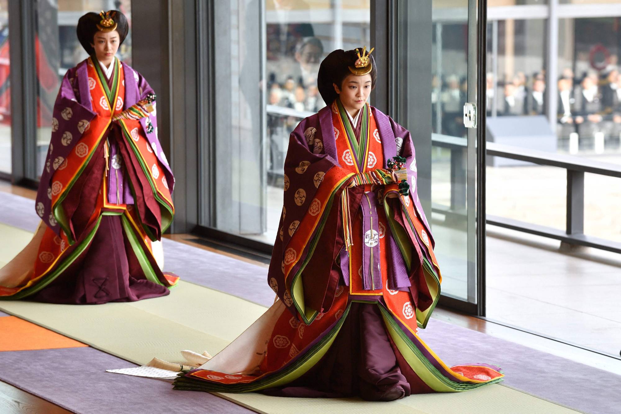 Princess Mako (right) and her sister Princess Kako attend the enthronement ceremony for Emperor Naruhito at the Imperial Palace in Tokyo in October 2019. | POOL / AFP-JIJI