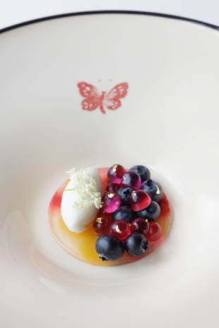 An anmitsu dessert with Hokkaido blueberries and white bean-rosemary gelato | GABRIELE STABILE 