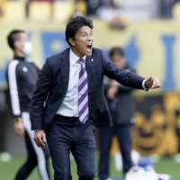 Sanfrecce manager Hiroshi Jofuku has resigned with five games remaining in the season. | KYODO