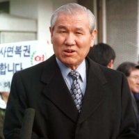 Former South Korean President Roh Tae-woo talks to the media at the gate of the Seoul Detention House in December 1997, shortly after being released from serving a prison sentence.  | REUTERS