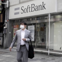 SoftBank Corp. said Tuesday it will discontinue cancellation charges in February for customers terminating contracts signed before September 2019. | BLOOMBERG