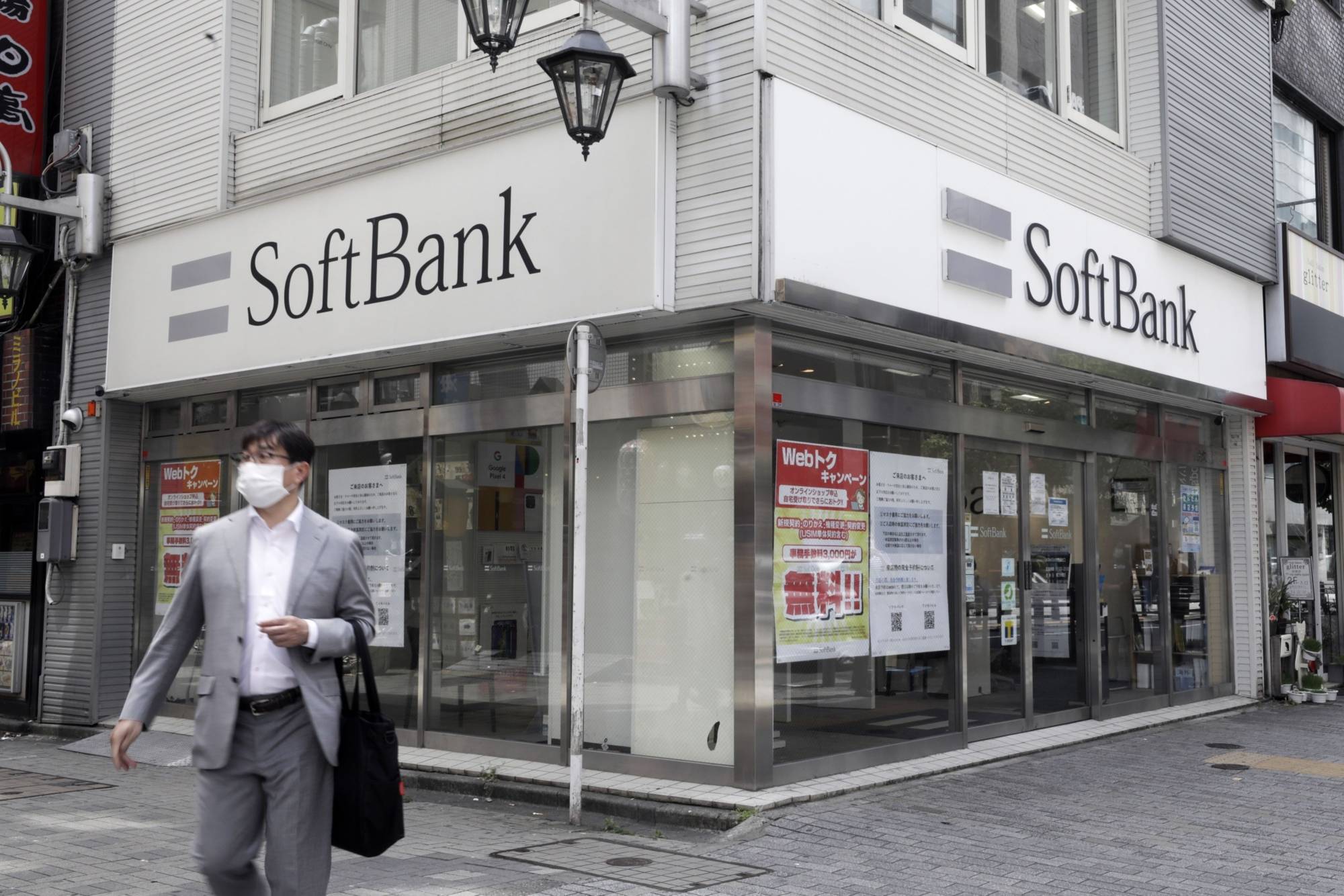 SoftBank Corp. said Tuesday it will discontinue cancellation charges in February for customers terminating contracts signed before September 2019. | BLOOMBERG