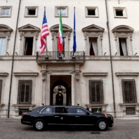 The car of U.S. President Joe Biden at the Chigi palace in Rome on October 29, 2021, for a meeting with the Italian prime minister ahead of an upcoming G-20 summit of world leaders to discuss climate change, COVID-19 and the post-pandemic global recovery. | AFP-JIJI