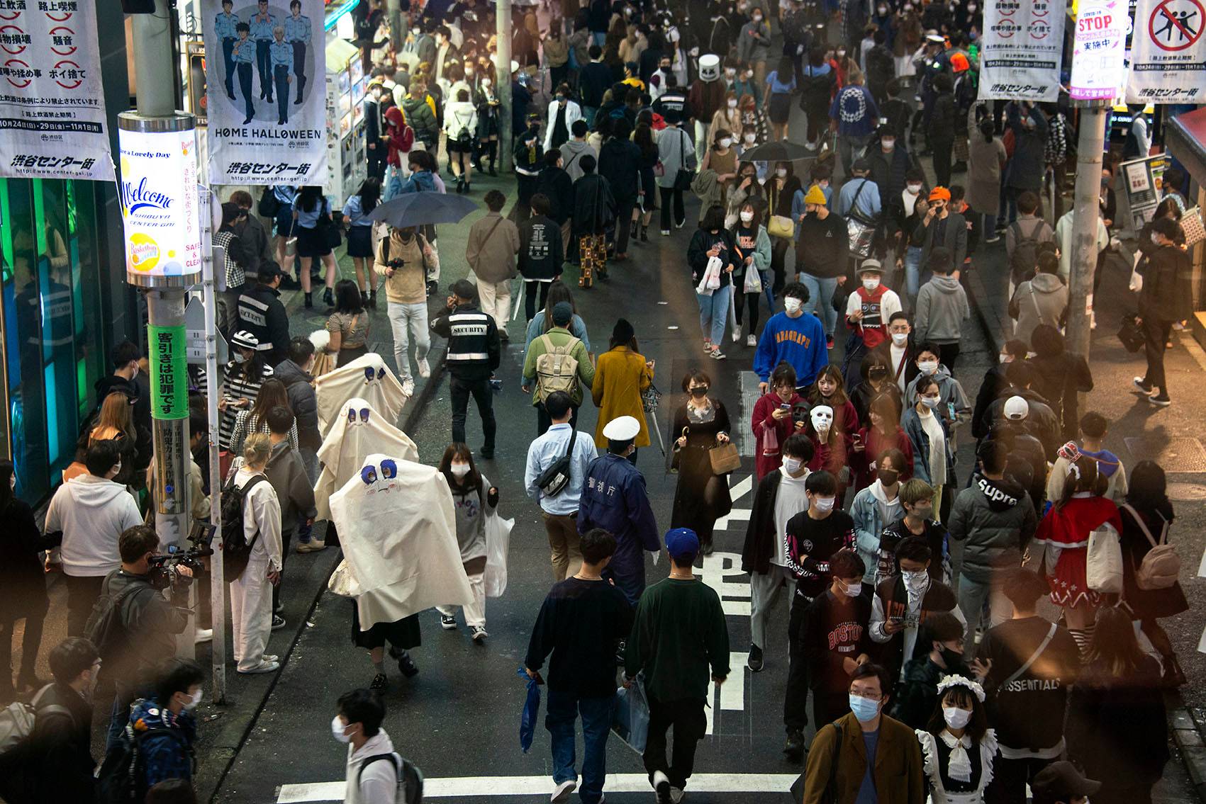 Halloween revelers fill the streets in central Shibuya on Sundahy. Officials of Shibuya, which has become a popular gathering spot for Halloween events, and the police had requested people celebrate at home due to continuing concerns about the possible spread of the novel coronavirus. Shibuya even organized an online event for enjoying Halloween remotely. Nonetheless, thousands of revelers showed up over the weekend, with police struggling to keep the crowds moving across the famous scramble intersection in front of the station. | ROB GILHOOLY