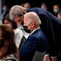 U.S. President Joe Biden talks with U.S. climate envoy John Kerry at the COP26 summit in Glasgow, Scotland, on Monday. | ERIN SCHAFF / THE NEW YORK TIMES