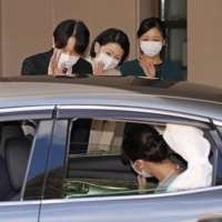 Crown Princess Kiko (center), along with Crown Prince Akishino and Princess Kako, sees off Princess Mako before her news conference regarding her marriage to Kei Komuro on Oct. 26 in Tokyo. | POOL / VIA KYODO