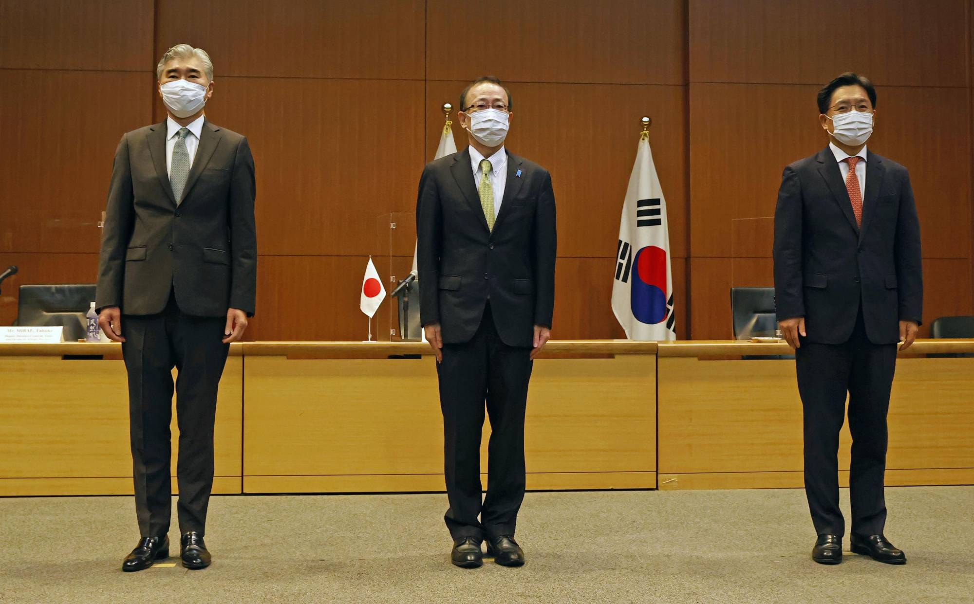 Sung Kim (left), U.S. special representative for North Korea, Takehiro Funakoshi (center), director general of the Foreign Ministry's Asian and Oceanian Affairs Bureau, and Noh Kyu-duk, South Korea's special representative for Korean Peninsula peace and security affairs, meet in Tokyo on Sept. 14. | KYODO