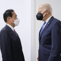 Prime Minister Fumio Kishida greets U.S. President Joe Biden at the COP26 climate summit in Glasgow, Scotland, on Nov. 2. | CABINET SECRETARIAT / VIA KYODO