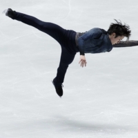 Shoma Uno skates during the men\'s short program of the NHK Trophy at Yoyogi National Gymnasium on Friday. | REUTERS