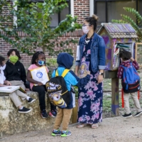 Teachers and students outside Lamar Elementary School the day after its district mandated masks, in San Antonio, Texas, in August 2021. | MATTHEW BUSCH / THE NEW YORK TIMES