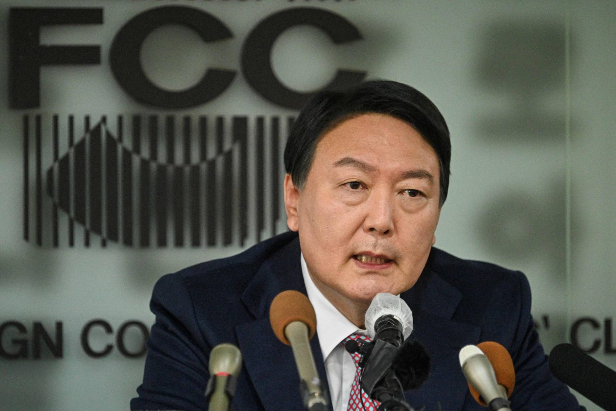 If Tokyo is serious about wanting a productive relationship with Seoul, then the Kishida administration should reach out quickly to show presidential-hopeful Yoon Seok-youl that he has a partner in Japan. | AFP-JIJI