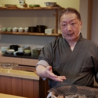 Chef Hiroki Takamura likes to interact with customers while working on his portable \"mizu konro\" grill. | NAOH INC.
