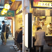 The bars and izakaya of Memory Lane, a popular destination in Tokyo\'s Shinjuku Ward, are beginning to see signs of revival. | RYUSEI TAKAHASHI
