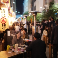 Tokyoites dine in public in Shibuya Ward on Sunday. | RYUSEI TAKAHASHI
