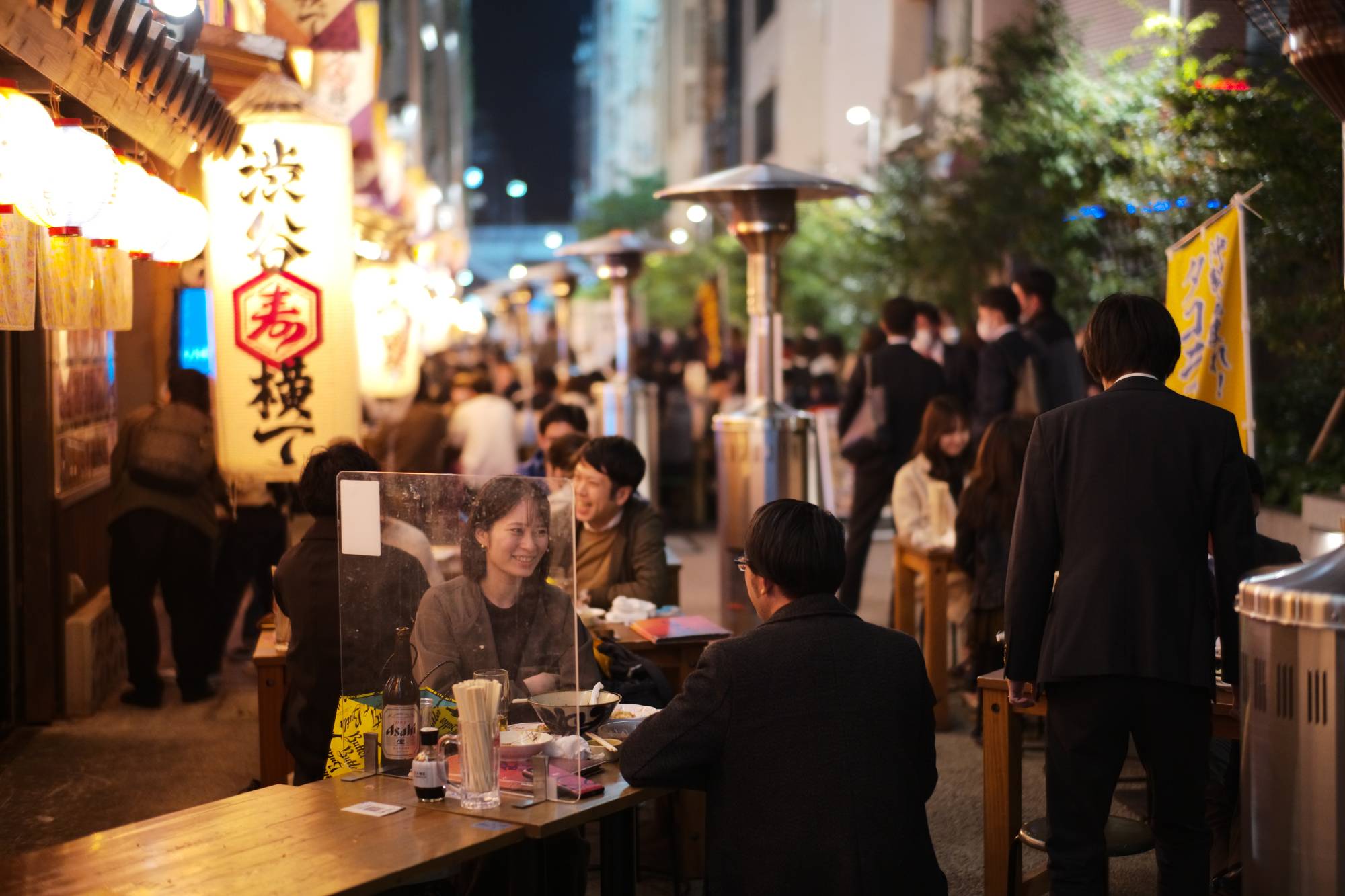 Tokyoites dine in public in Shibuya Ward on Sunday. | RYUSEI TAKAHASHI