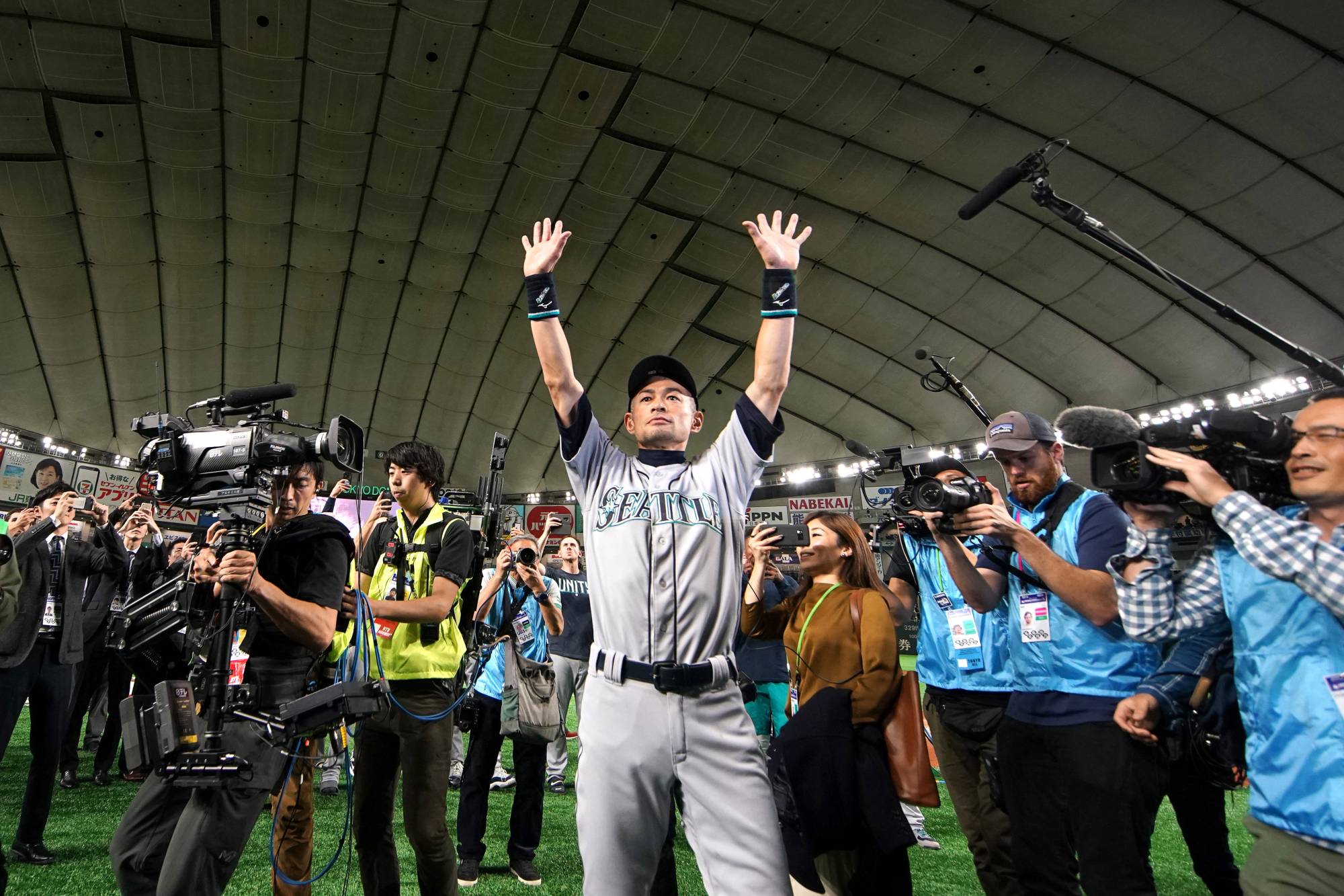 The Mariners' Ichiro Suzuki waves to fans as he leaves the field for the final time as an active player at Tokyo Dome on March 21, 2019.  | USA TODAY / VIA REUTERS