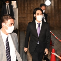 Kei Komuro arrives for a meeting with his mother\'s former fiance at an office in Tokyo on Friday evening. | KYODO