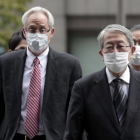 Greg Kelly (left), former representative director of Nissan Motor Co., arrives at the Tokyo District Court in September 2020. | BLOOMBERG