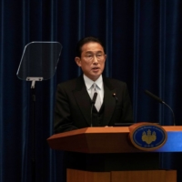 Prime Minister Fumio Kishida spoke by phone with his Thai counterpart Prayut Chan-ocha and Singaporean counterpart Lee Hsien Loong on Monday. | POOL / VIA REUTERS 