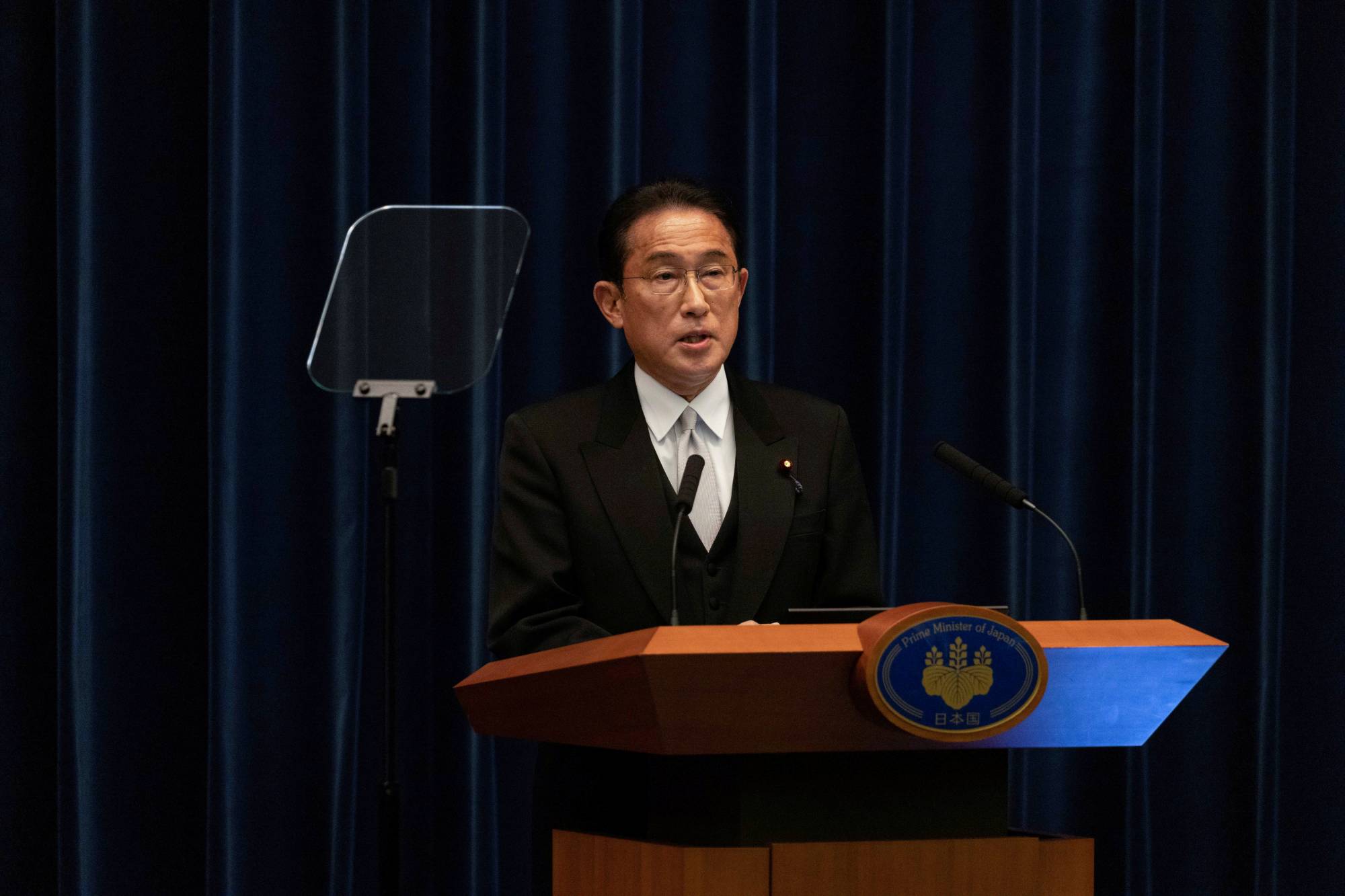 Prime Minister Fumio Kishida spoke by phone with his Thai counterpart Prayut Chan-ocha and Singaporean counterpart Lee Hsien Loong on Monday. | POOL / VIA REUTERS 