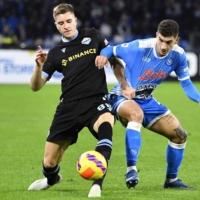 Lazio\'s Croatian midfielder Toma Basic (left) vies with Napoli\'s Italian defender Giovanni Di Lorenzo during the Italian Serie A football match between Napoli and Lazio Rome at Diego Armando Maradona stadium in Naples, Italy on Sunday. | AFP-JIJI