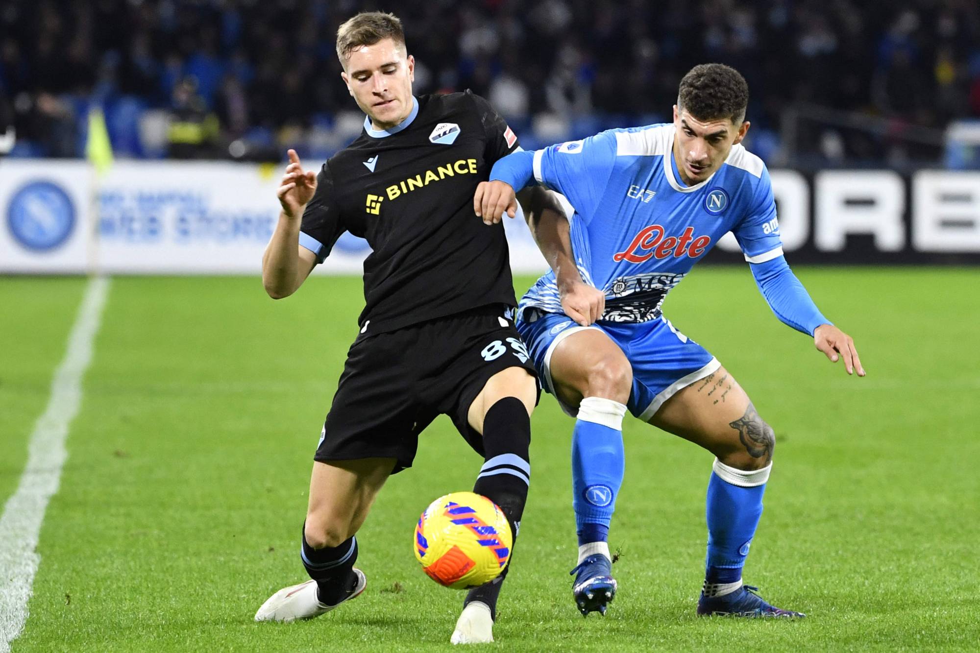 Lazio's Croatian midfielder Toma Basic (left) vies with Napoli's Italian defender Giovanni Di Lorenzo during the Italian Serie A football match between Napoli and Lazio Rome at Diego Armando Maradona stadium in Naples, Italy on Sunday. | AFP-JIJI