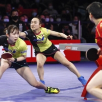 Hina Hayata (left) and Mima Ito (centeR) compete in the women\'s doubles final at the world badminton championships in Houston on Monday. | KYODO