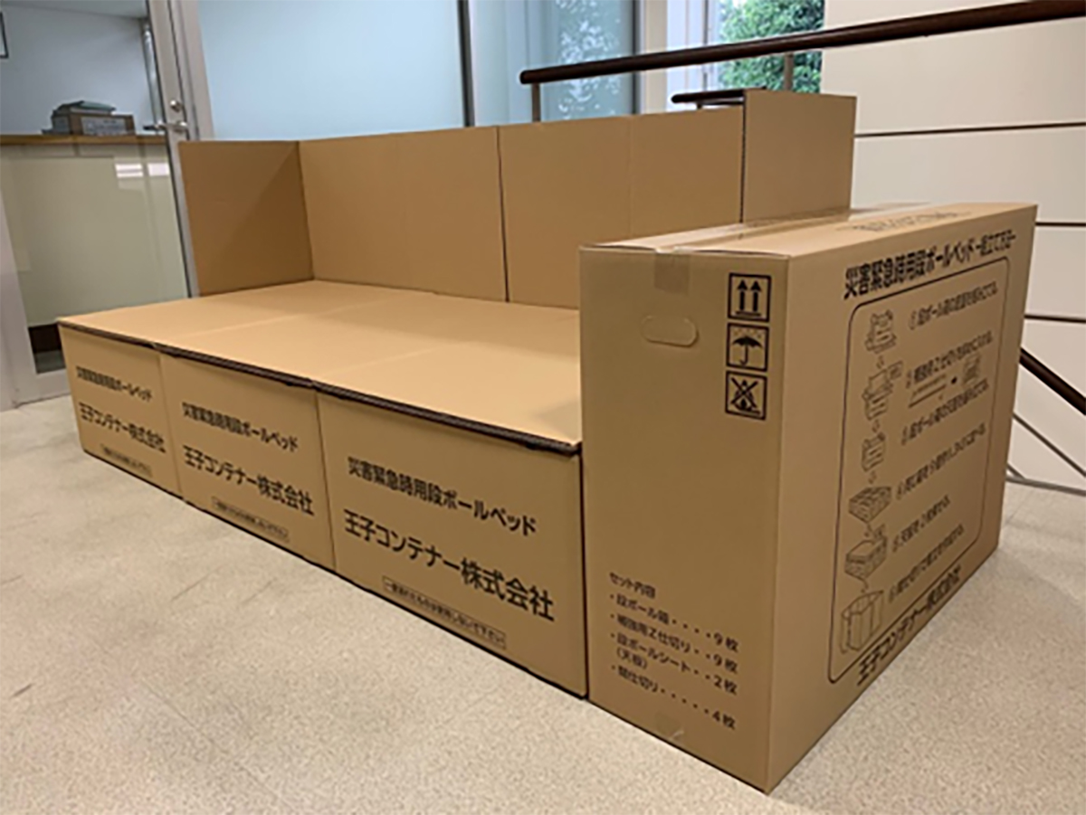 The bed used in temporary shelters in disaster-hit areas | Oji holdings