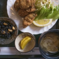 A succulent fried oyster set is served at an eatery in Toba, Mie Prefecture. | STEPHEN MANSFIELD
