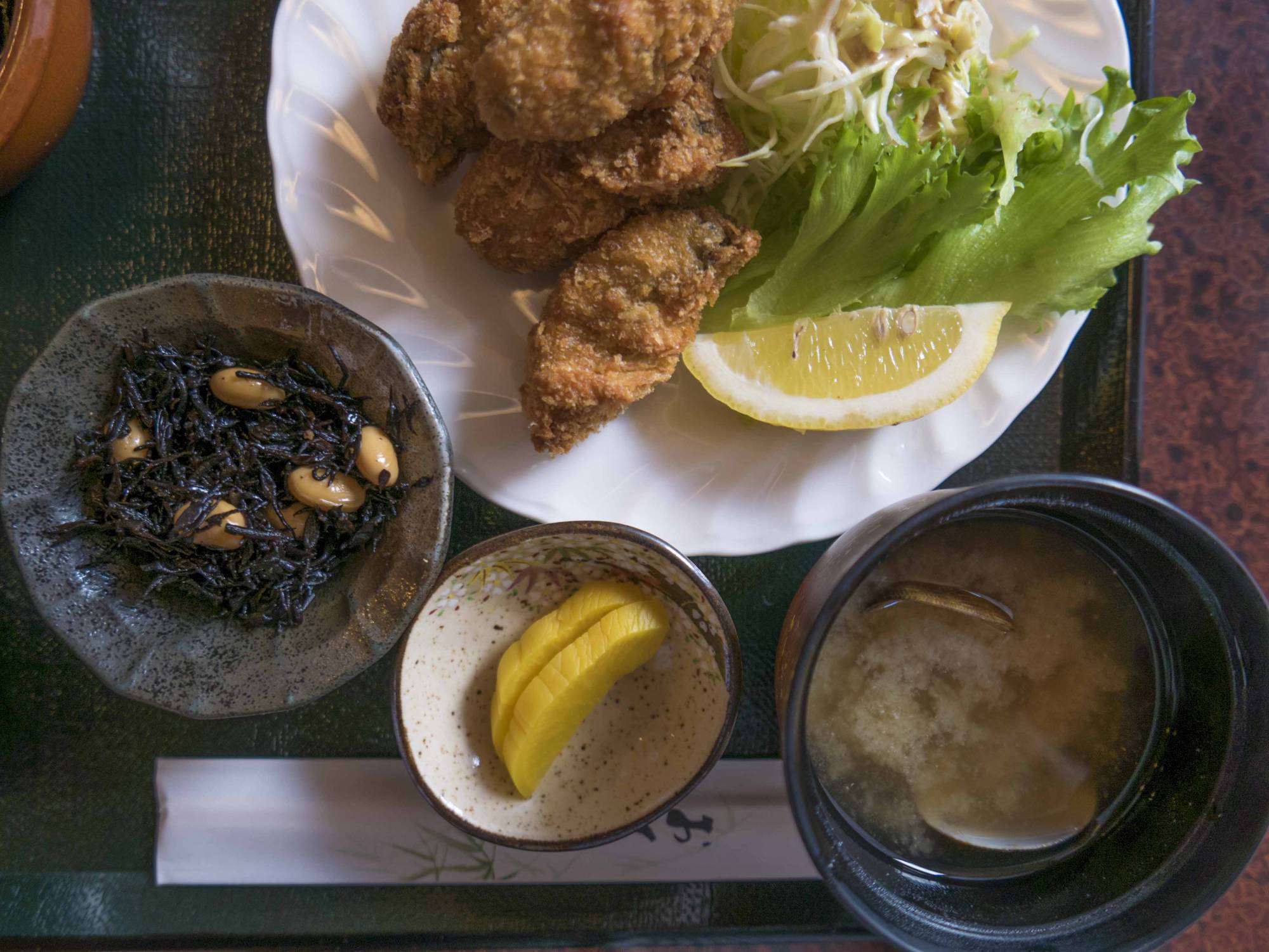 A succulent fried oyster set is served at an eatery in Toba, Mie Prefecture. | STEPHEN MANSFIELD 